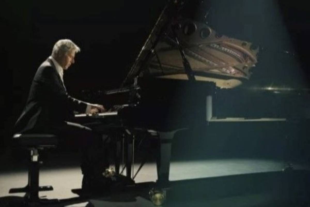 Quel suono, per oltre trent’anni, aveva un nome preciso: Walter Savelli. Musicista raffinato, presenza discreta ma decisiva